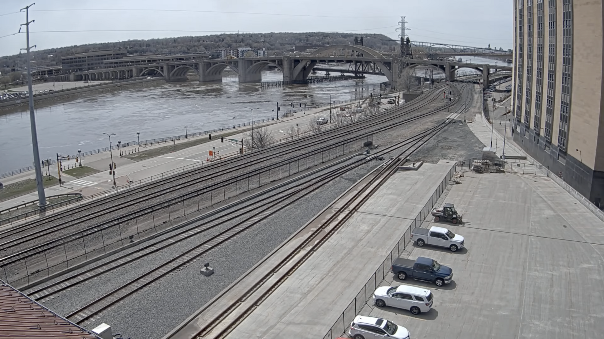 Screenshot of the Union Depot Railfan Cam 1 livestream that shows Shepherd Road, the Mississippi River, the Robert Street bridge and a bunch of railroad tracks