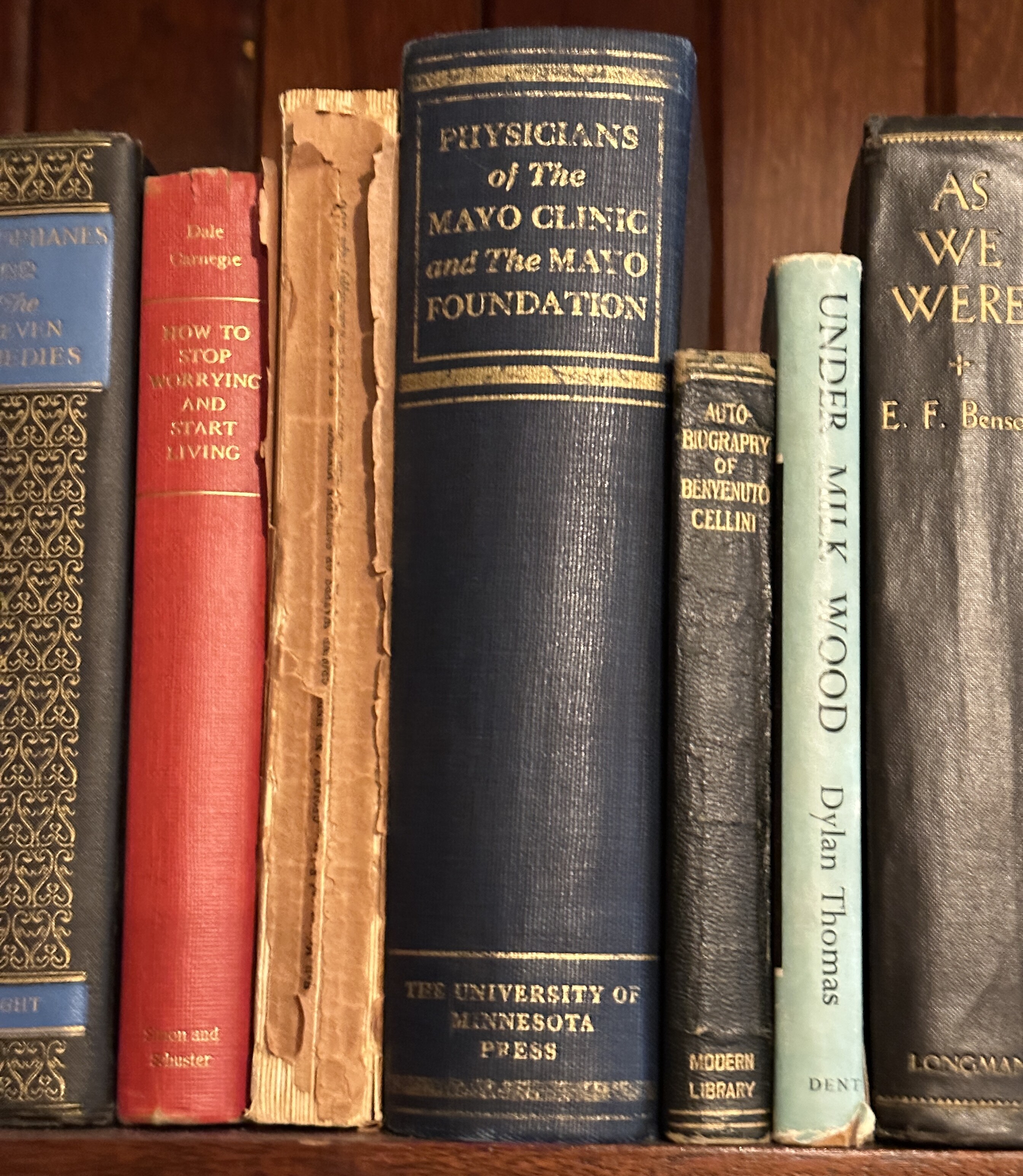 Bookshelf in the library at the Wilson House with old books, including “Physicians of The Mayo Clinic and The Mayo Foundation” by the University of Minnesota Press